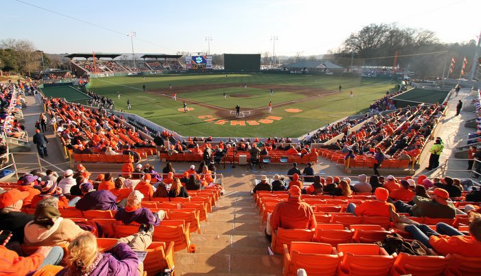 Georgia edges Clemson in 9th inning