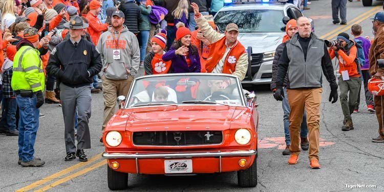 Swinney and his wife Kathleen celebrating Clemson's 2018 National Championship