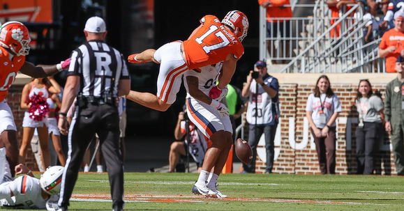 Clemson linebacker says he was born deaf, still struggles on gamedays