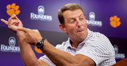 Swinney mistakes LSU coach for famous country singer: 'I am an idiot'